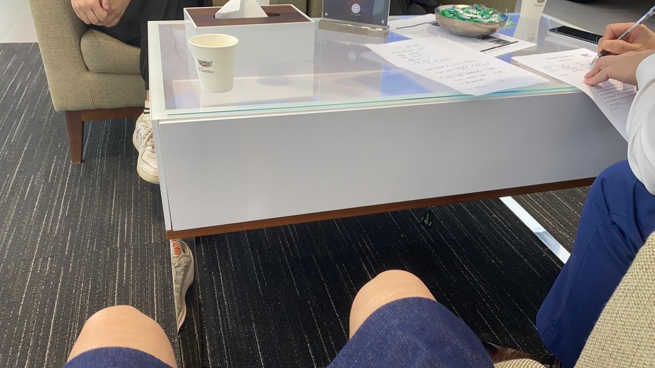 凯迪拉克XT4 今天订车了，珠海安骅店，xt4二豪，落地25.2w，全款走的内部员工通旅购车。抽奖抽中了保温杯和背包(二