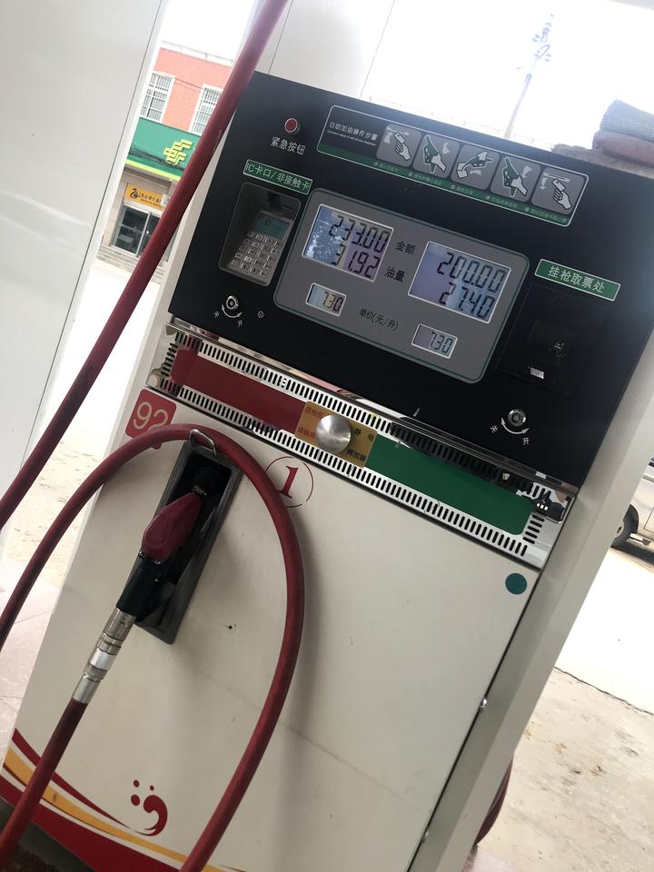 荣威i5 去加油路上油灯亮了，到站后续航显示122km，加满，加的E92号，31.92升，此时续航611km。问：油灯亮