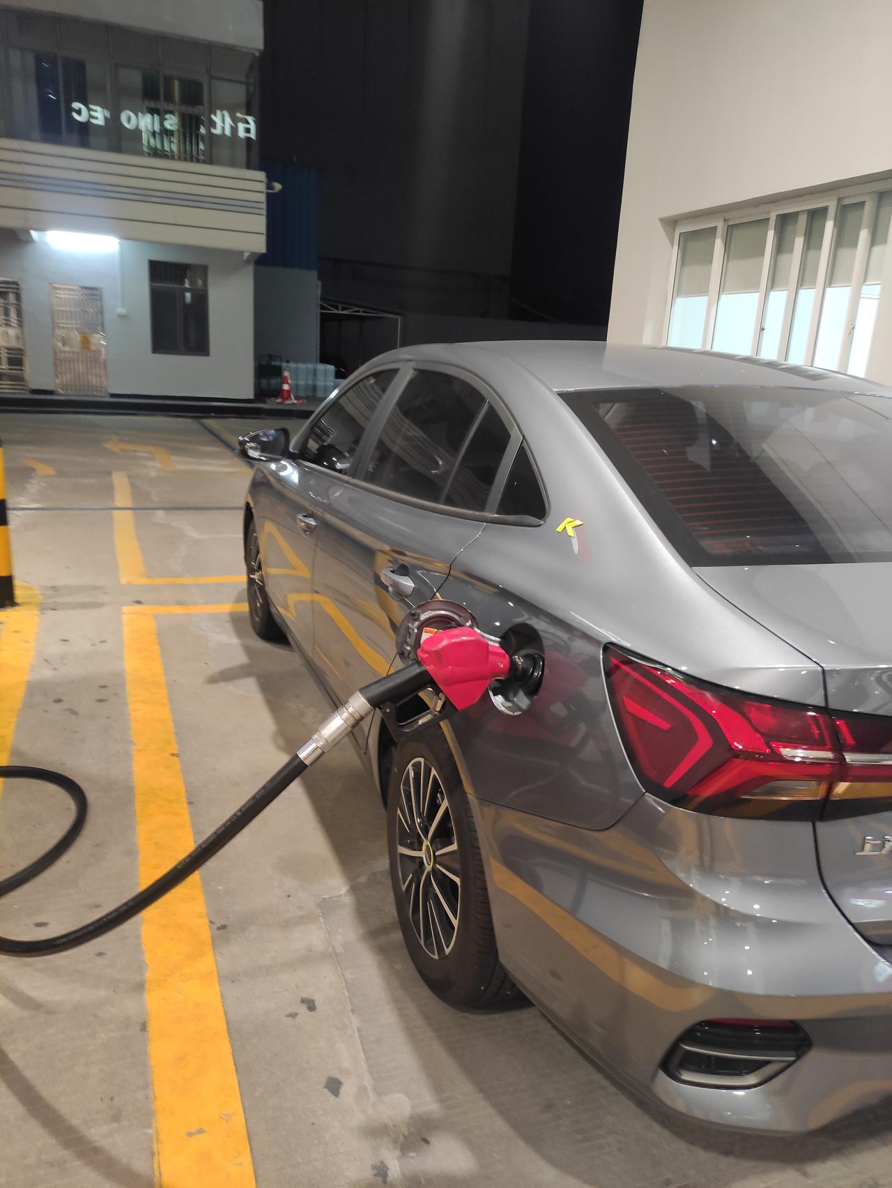 大家好，我是2021款荣威i5自动铂金1.5L的。车子现在2700多公里了，我的车子在挂倒车R档，在平路松开刹车，车子倒
