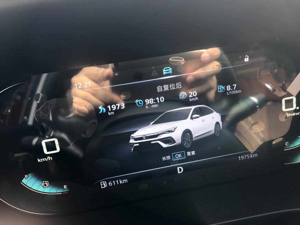 荣威i5 去加油路上油灯亮了，到站后续航显示122km，加满，加的E92号，31.92升，此时续航611km。问：油灯亮