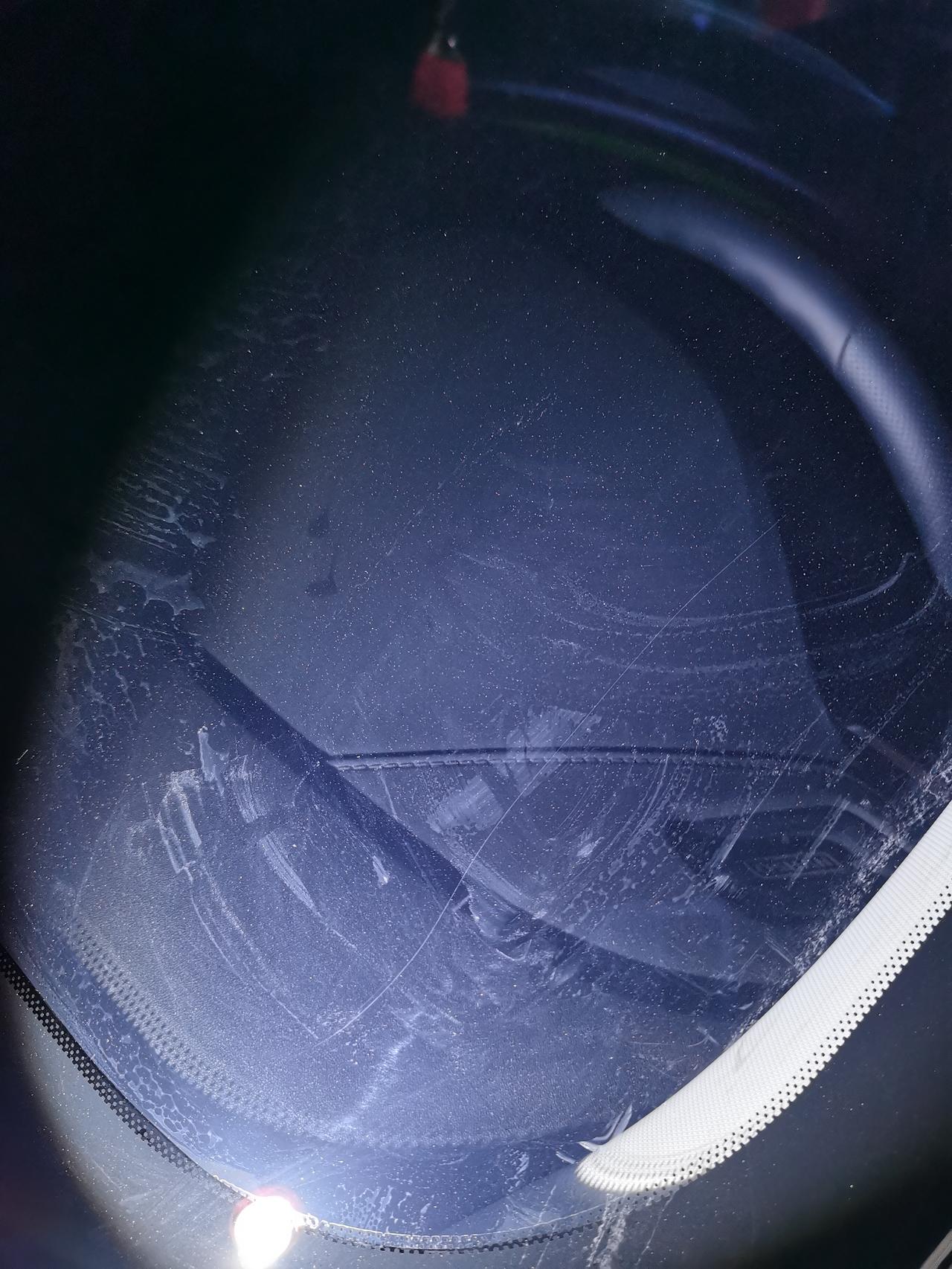 长安欧尚X5 车前挡风玻璃膜裂了一道线，绝对没有自己划。才小半年，刚好在主驾驶前面有点影响。这种情况该去找贴膜的店换一下