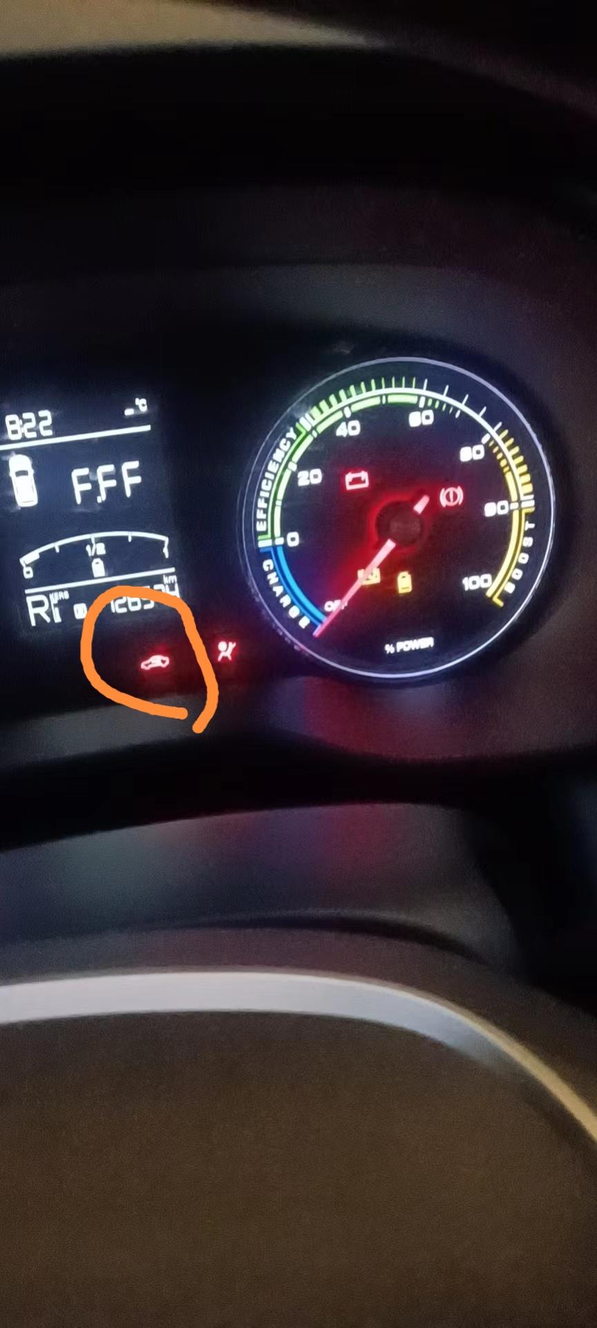 新能源网约车，荣威i5。这种情况是小电池没电了嘛？打都打不着