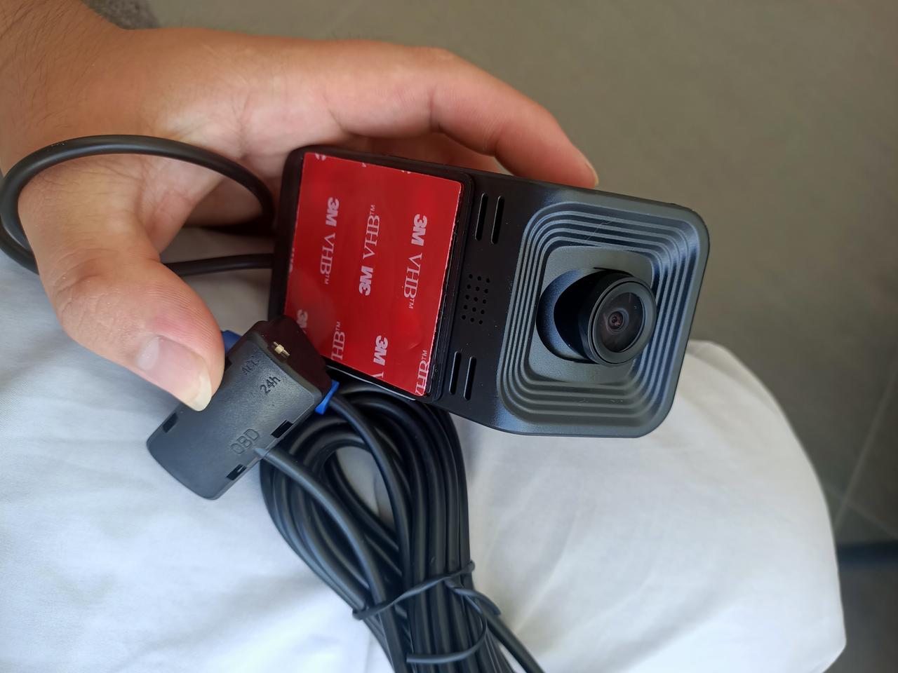 荣威i5 有没有懂行车记录仪如何自己安装的。像这种大插头的行车记录仪需要拆吗？