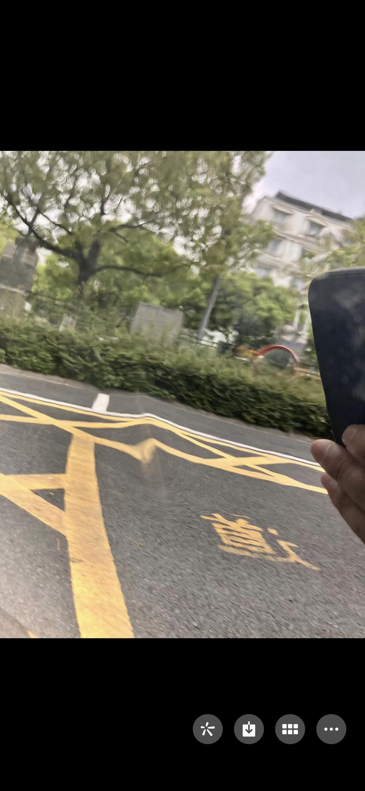 凯迪拉克XT4 开车门不小心碰到别人的车要赔1250，能便宜点吗，车是凯迪拉克xt4，油漆要1000块，半个月工白打了