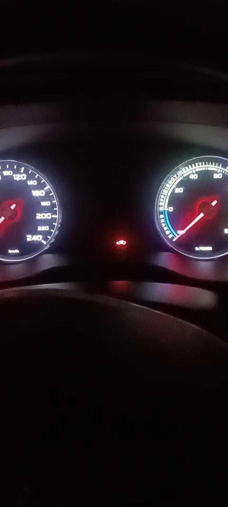 新能源网约车，荣威i5。这种情况是小电池没电了嘛？打都打不着