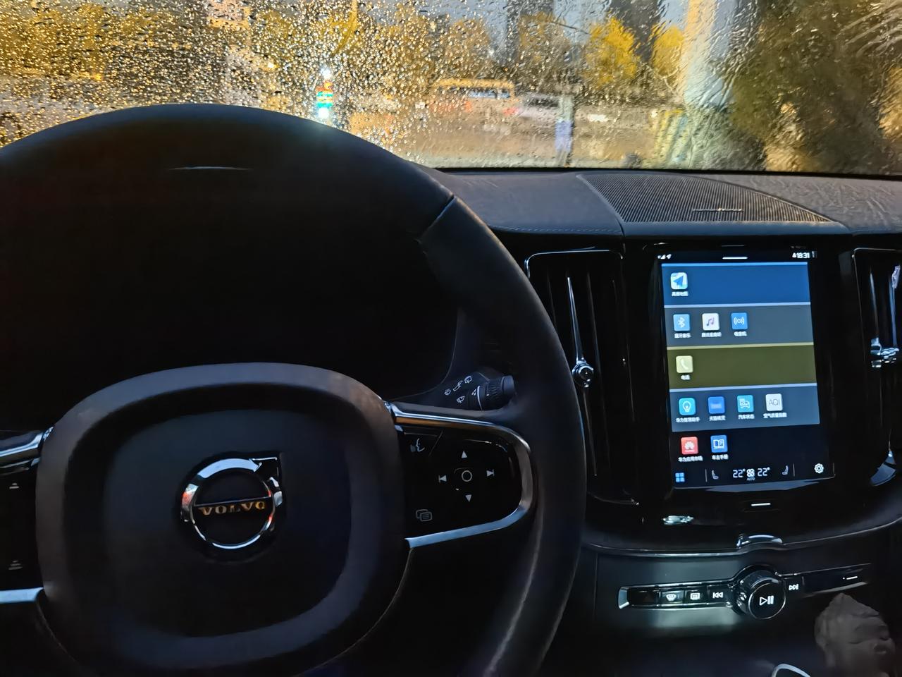 沃尔沃XC60 RECHARGE 请问车都熄火了，这个屏幕怎么还一直亮着，不能关吗？