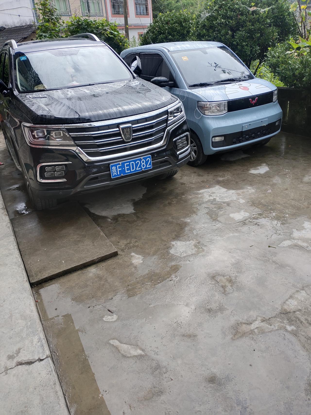 荣威RX8 请问一下荣威rx8车子没电怎么打开车门,找不了门钥匙孔,也敲不开.求教学