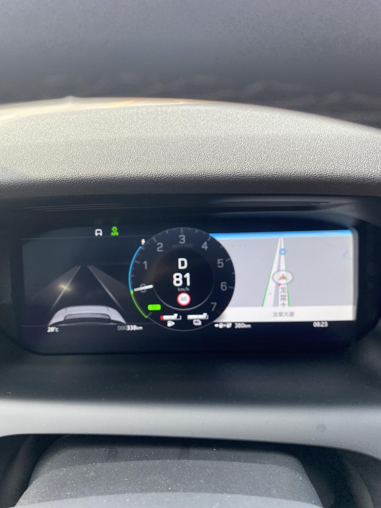 路虎发现运动版PHEV 仪表只能显示原车自带导航，可不可以显示高德地图的导航？ 高德地图导航声音不能调小，播报的时候把声