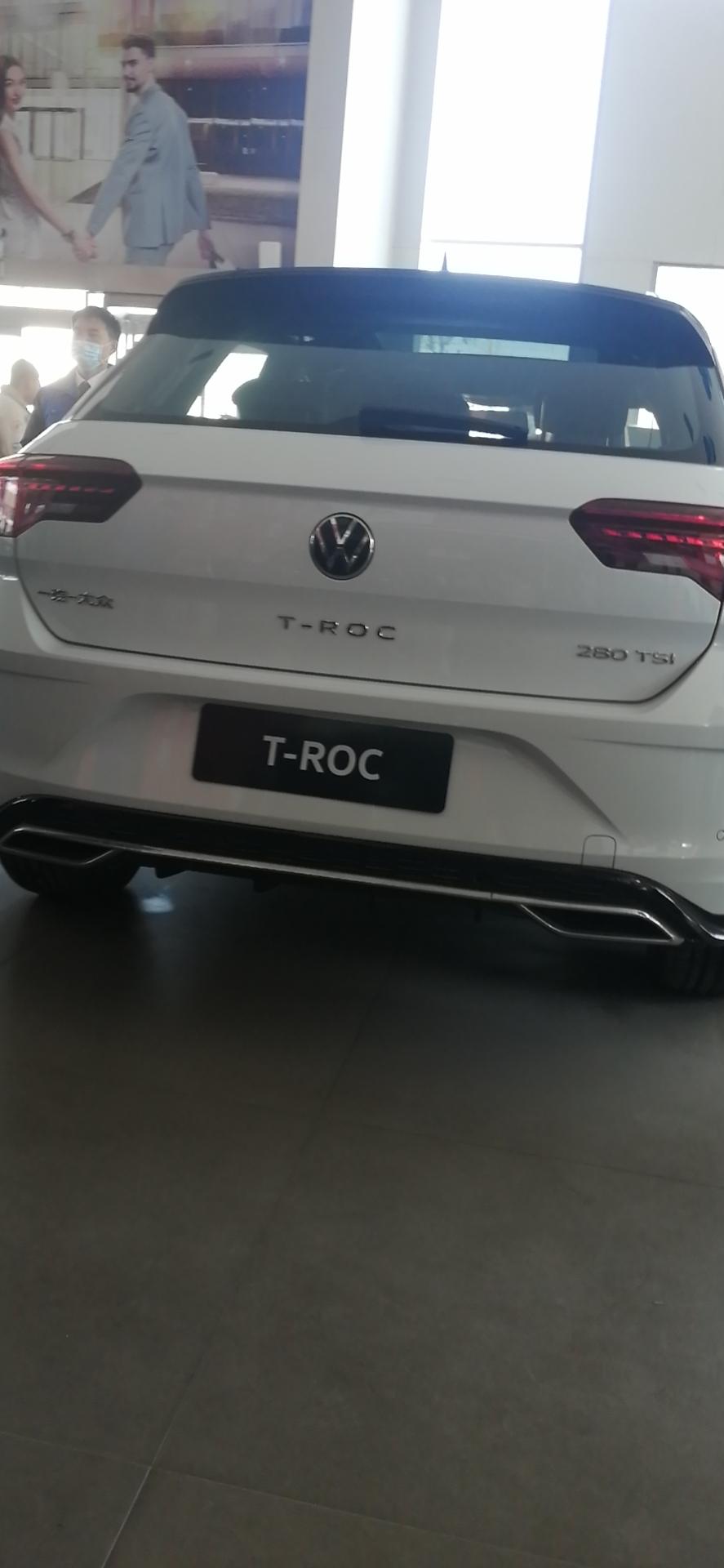 大众T-ROC探歌 我想问下  4s点 8000千保险 必须要买吗  还有那个2100送（首保免费）加四次保养套餐 加g