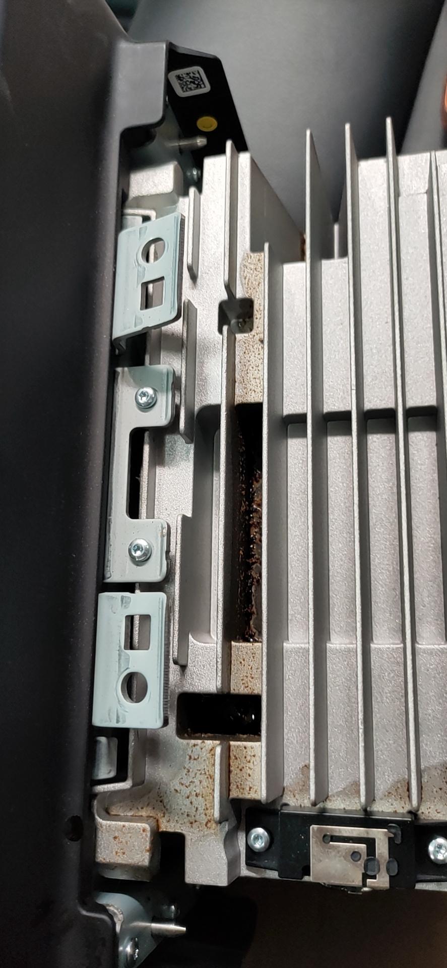 名爵5 车机里的不明液体是什么，有没有大神看一下。车机前一段时间经常没有声音，斑马也没有响应，甚至左右转向都没有声音，有