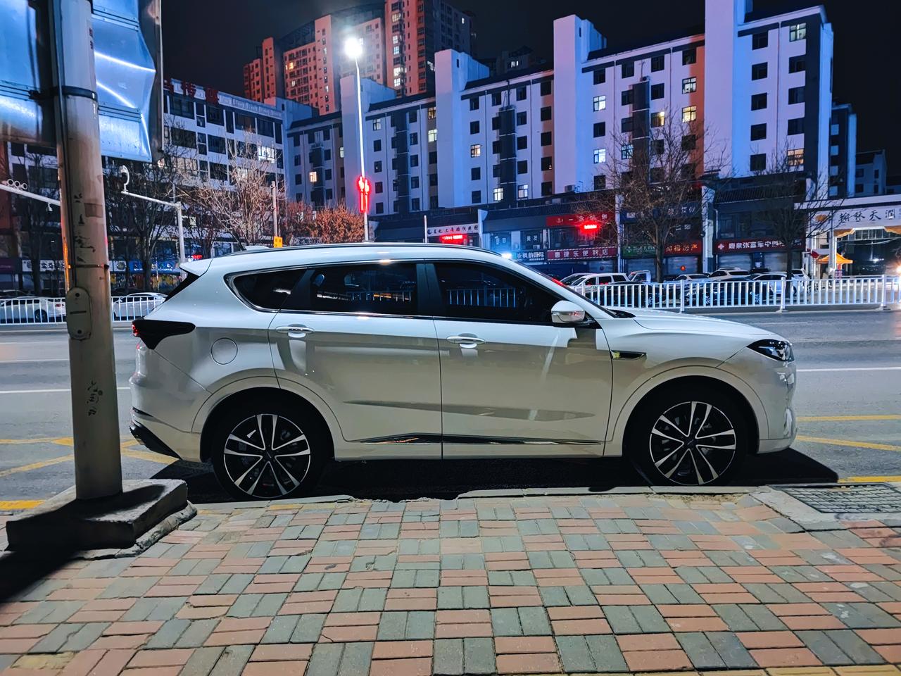 捷途X70 PLUS 你们的70P晚上解锁大灯自己亮吗，不亮好恶心。开了自动大灯和伴我回家了