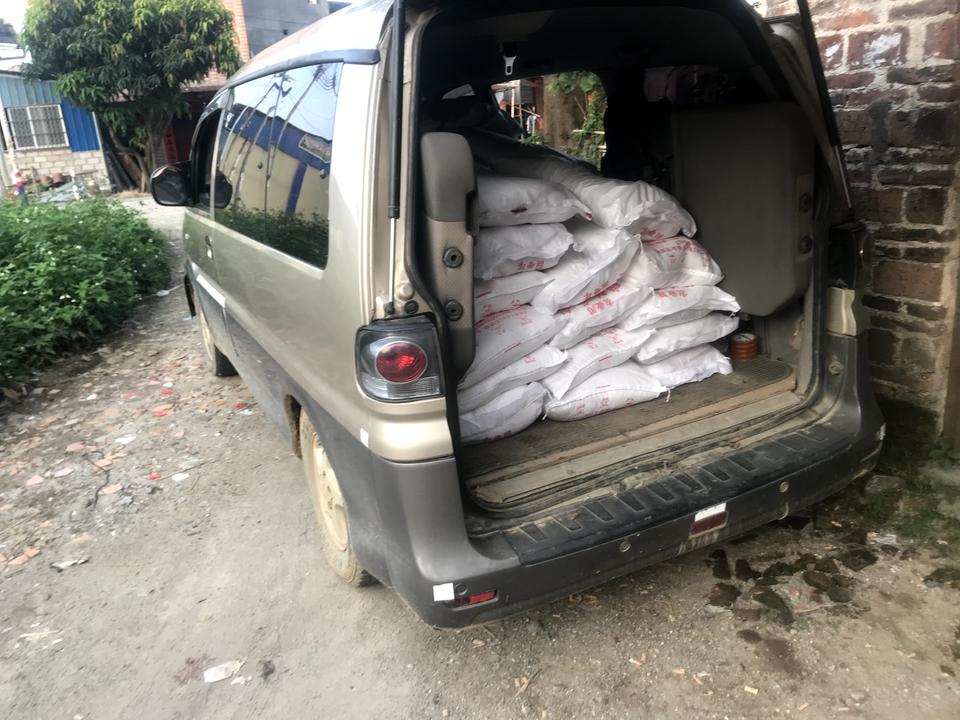 请问菱智原来后是钢板的可以加个弹簧下去？？想再升高一下底盘目前已经加多俩块钢板了就是空车时很震如再加个下去弹簧不知会不会