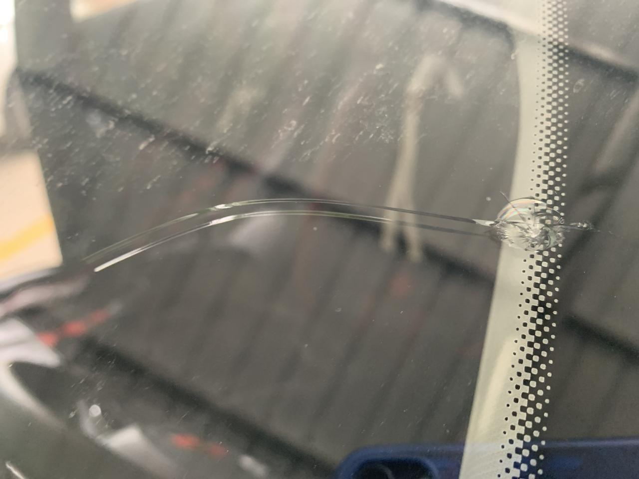 荣威RX3 前挡风玻璃被路上小石子砸裂 不知道换个前挡风玻璃要多少钱