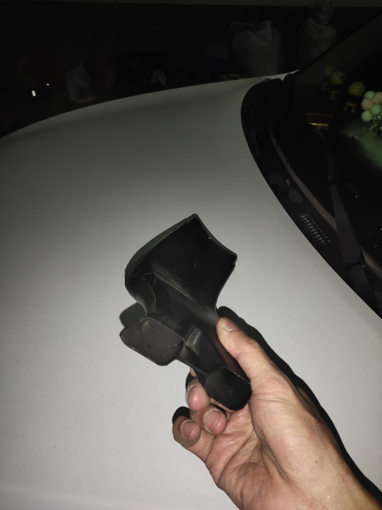 奇瑞瑞虎3 这是干嘛用的驾驶室下面的今天才发现？是干嘛的？