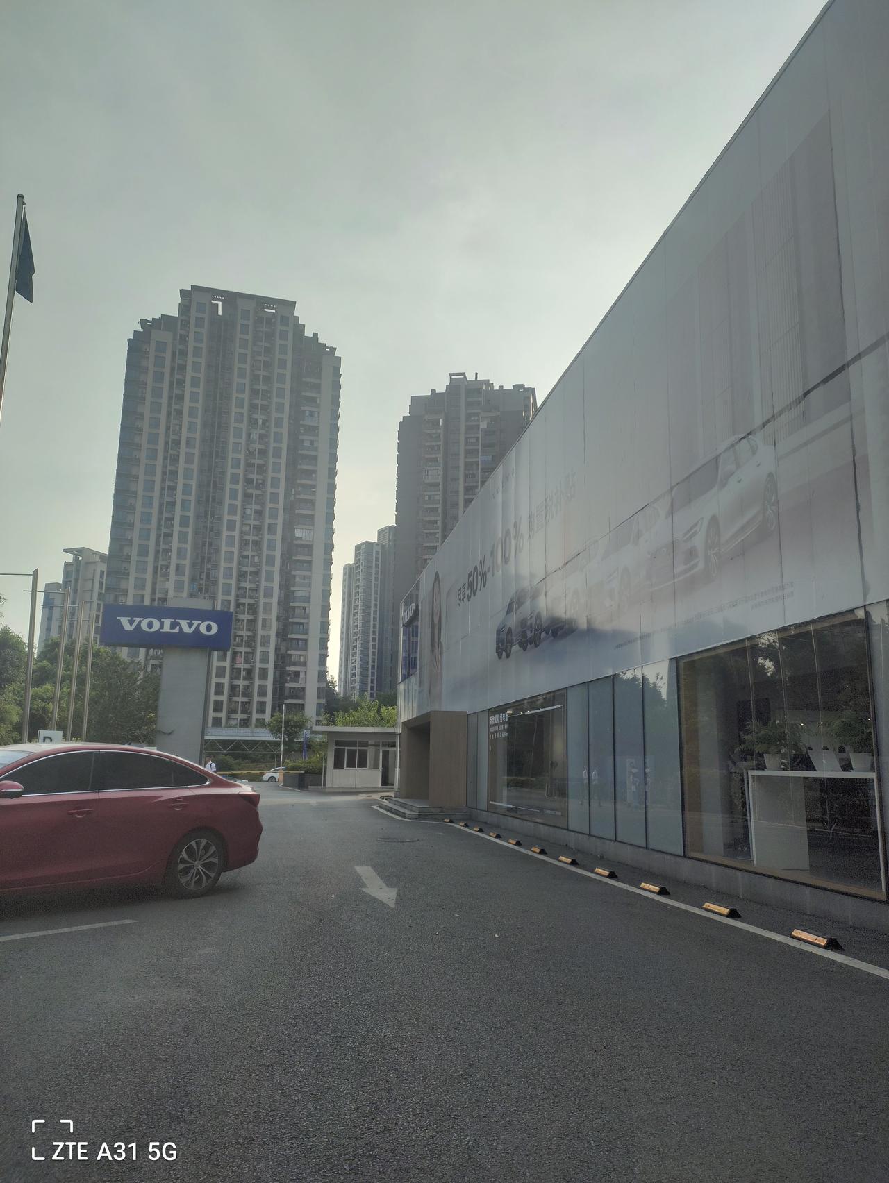 沃尔沃XC60 RECHARGE 各位亲，今天下定23款XC60智远运动闪银灰，裸车41W，➕宝华保险落地45W算买贵了