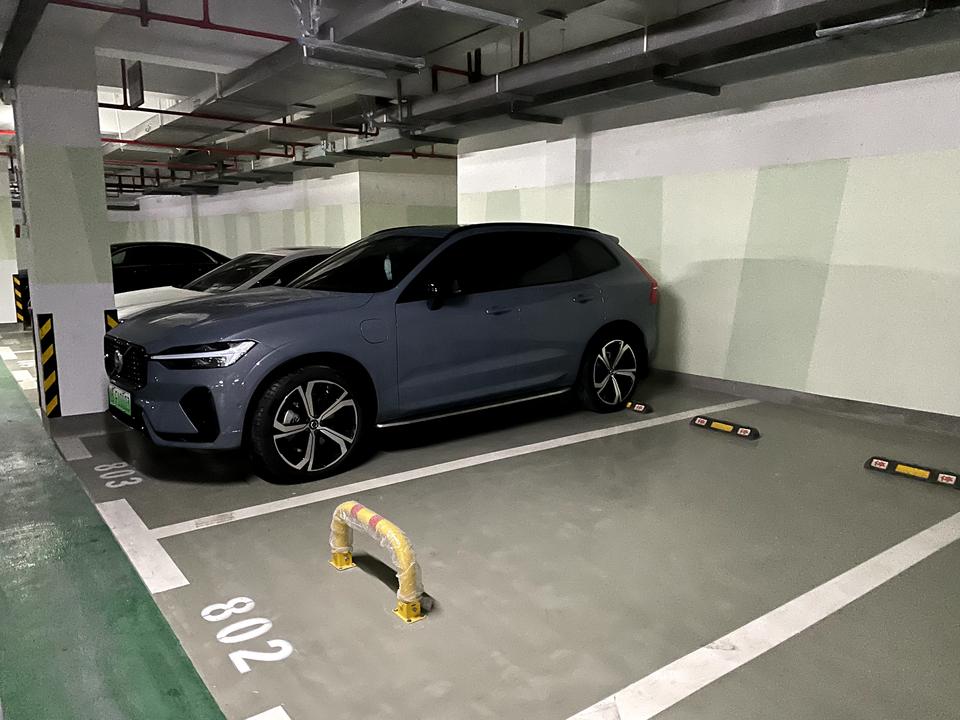 沃尔沃XC60 RECHARGE XC60T8闪银灰运动提车两个月，慢慢熟悉小沃，几个小问题一直没法解决，请教各位：1、