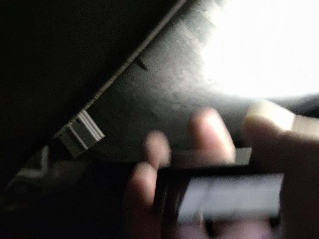 广汽传祺传祺GS4 今天我的gs4后保险杠，下马路牙子差点磕掉，裂痕了，我想使劲装回去，确看见了，线头子。不知道线头是做
