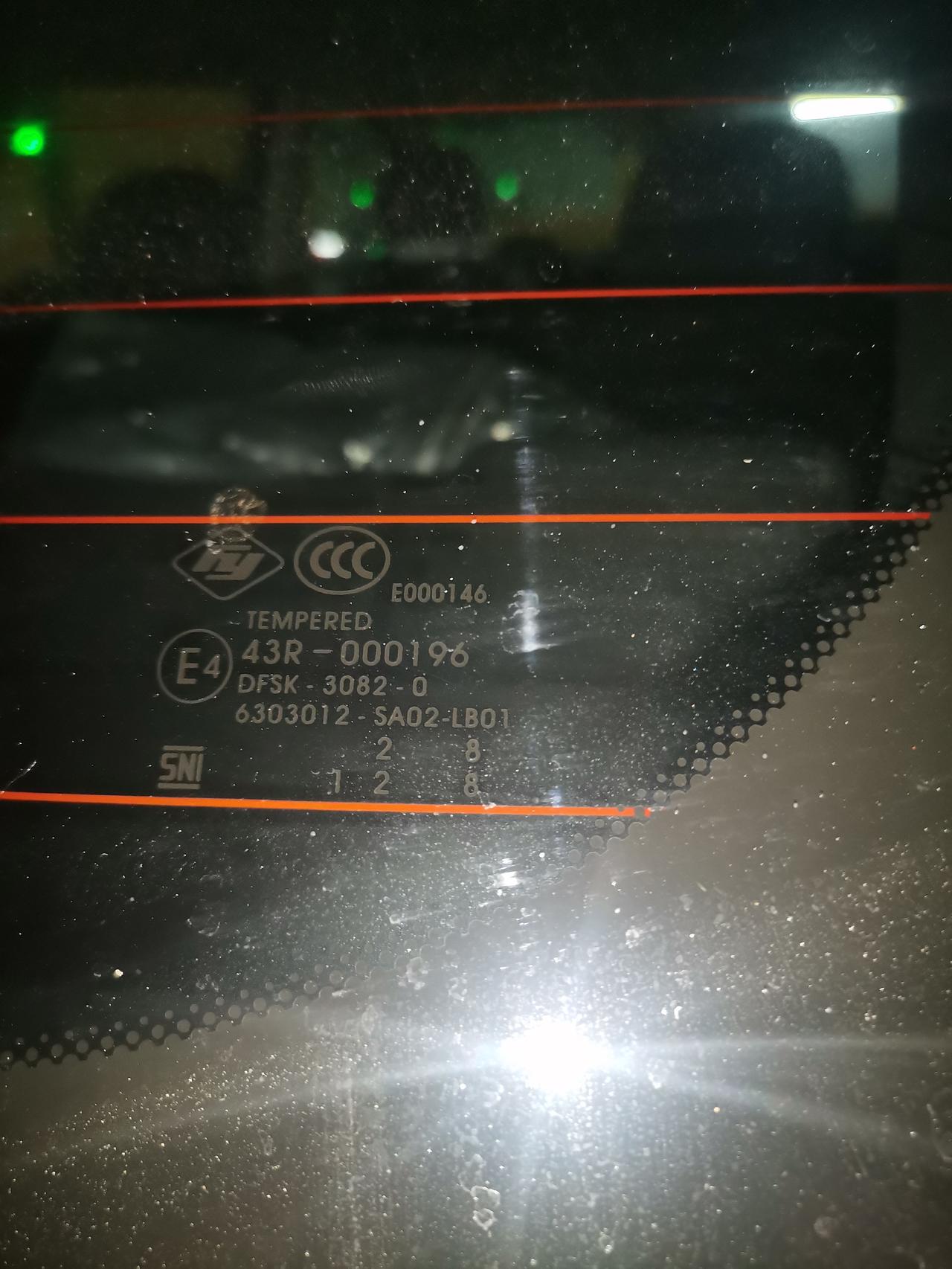 东风风光风光580 这两块玻璃的生产日期如何看？没有黑色点