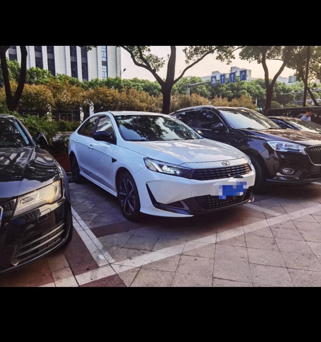 兄弟们，凯翼轩度次顶配，开了一个月换了个翼子板和前杠 ，卖5.7w，这个价格合适吗新的买不起，在咸鱼上看到的。这个价格有