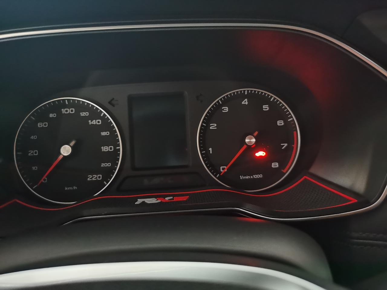 荣威RX3   2018款1.6L  CVT互联网智享版：汽车打不着火，无法启动。仪表盘上电池标识闪烁，但是测量电池电压