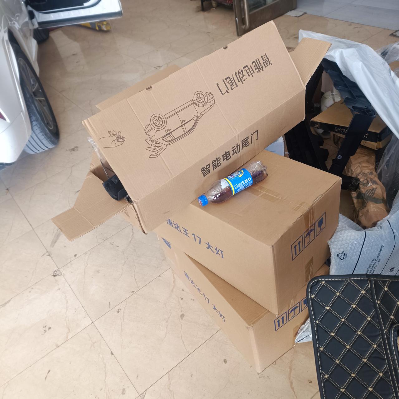 捷途X70 20款悦行有没有加装电动尾门的 我加装的不带一脚踢 车内也没有开启开关 售后说是原装的
