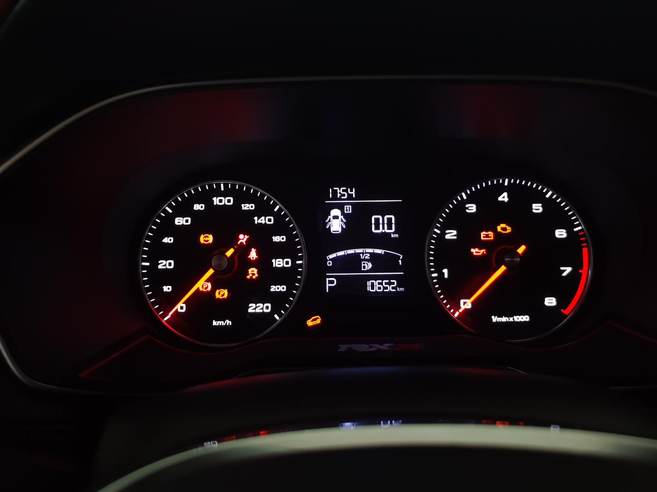 荣威RX3   2018款1.6L  CVT互联网智享版：汽车打不着火，无法启动。仪表盘上电池标识闪烁，但是测量电池电压