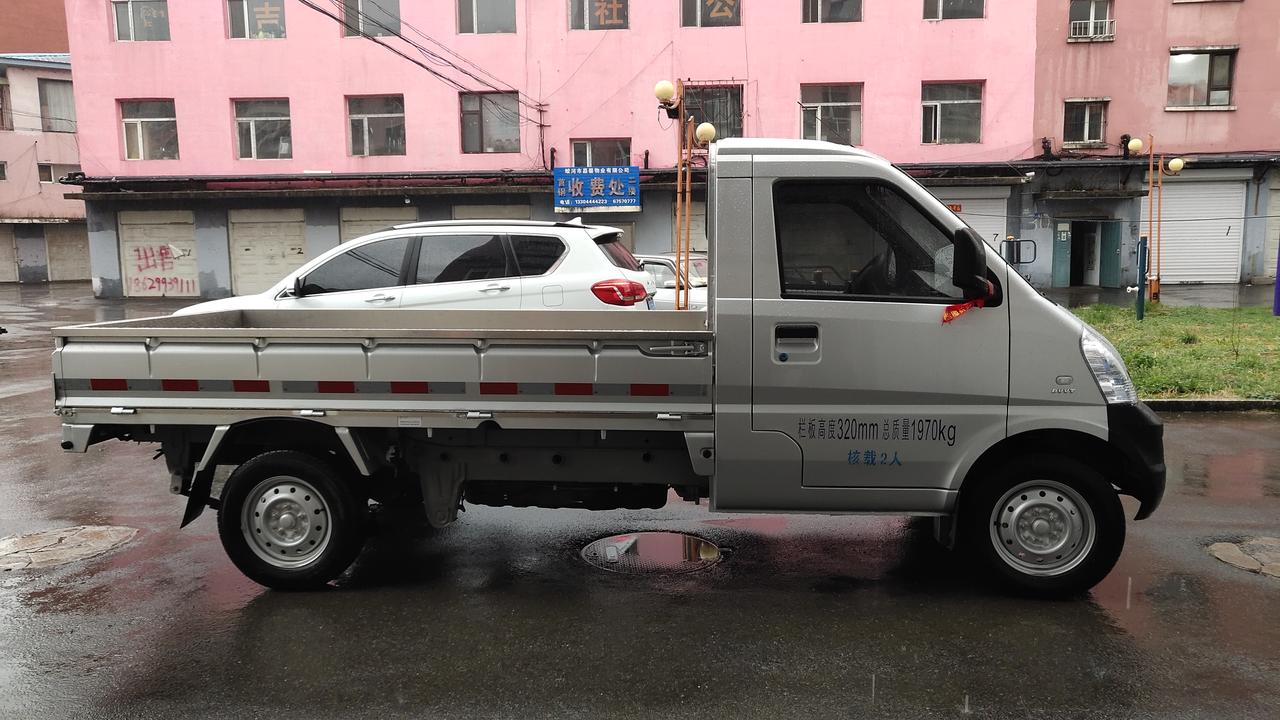 我买的五菱荣光小卡单排1.5的起步挂挡油门反应老是慢1到2秒，松了油门踏板油门也1到2秒才能降下来，不知道 什么原因。
