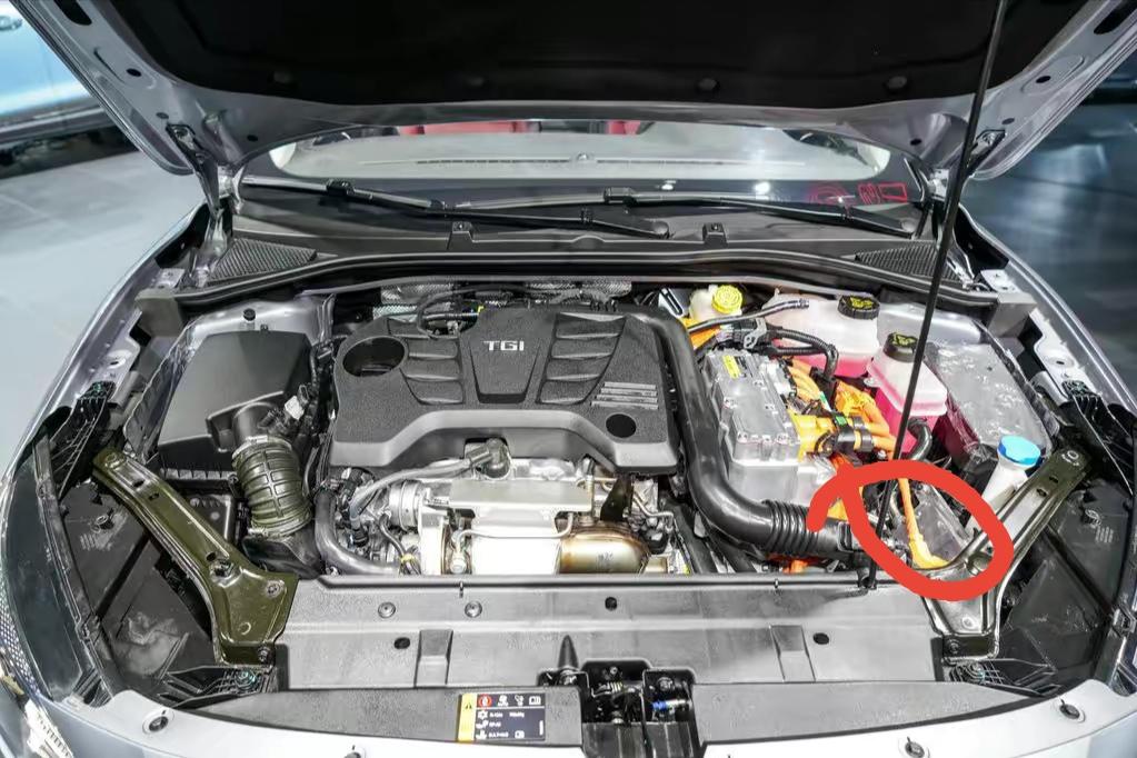 名爵6 PHEV 19款MG6 PHEV，有哪位车友更换过直流转换器支架？去保养4儿子免费换的，说厂家要求的，就是下面那
