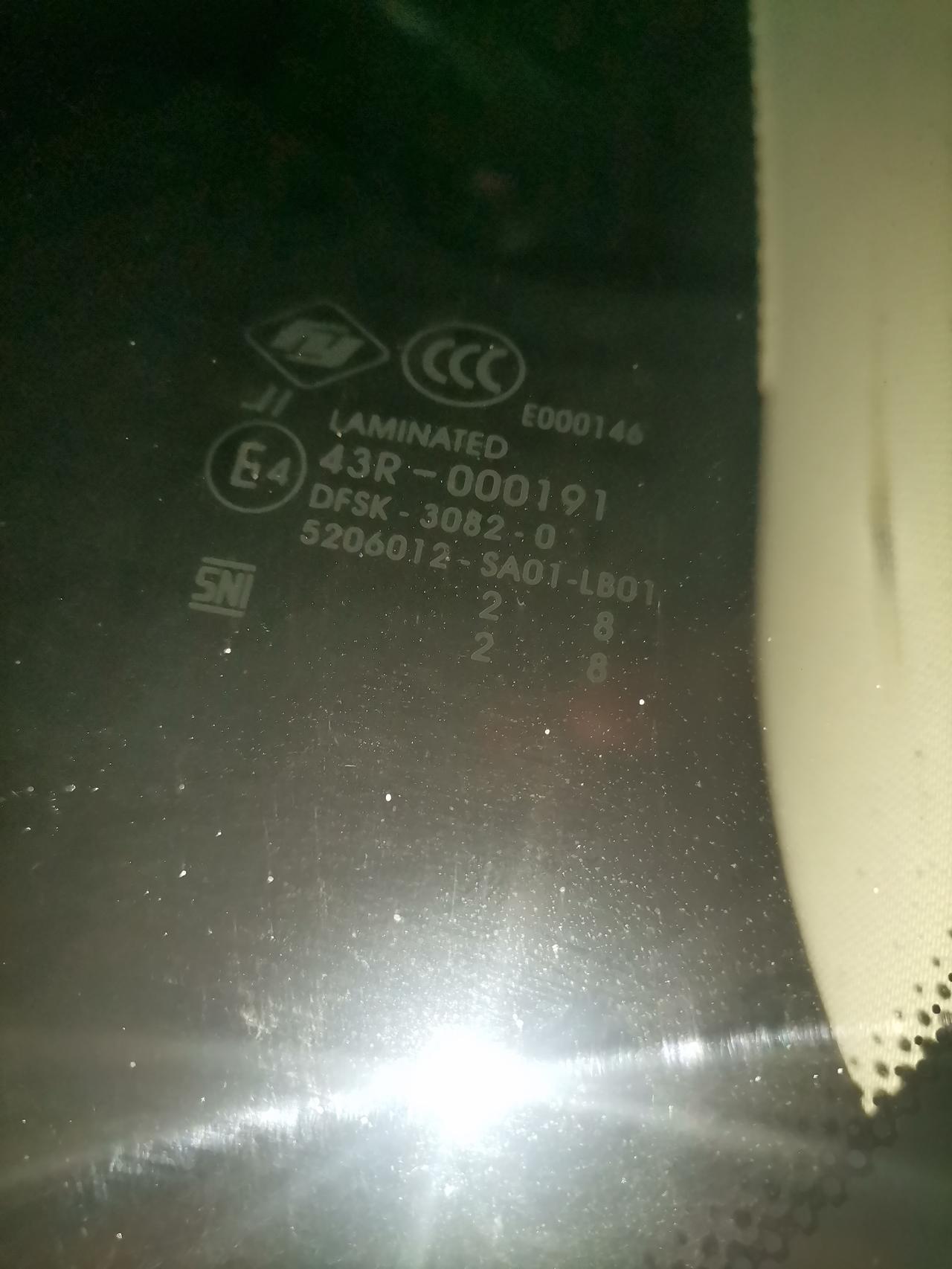 东风风光风光580 这两块玻璃的生产日期如何看？没有黑色点