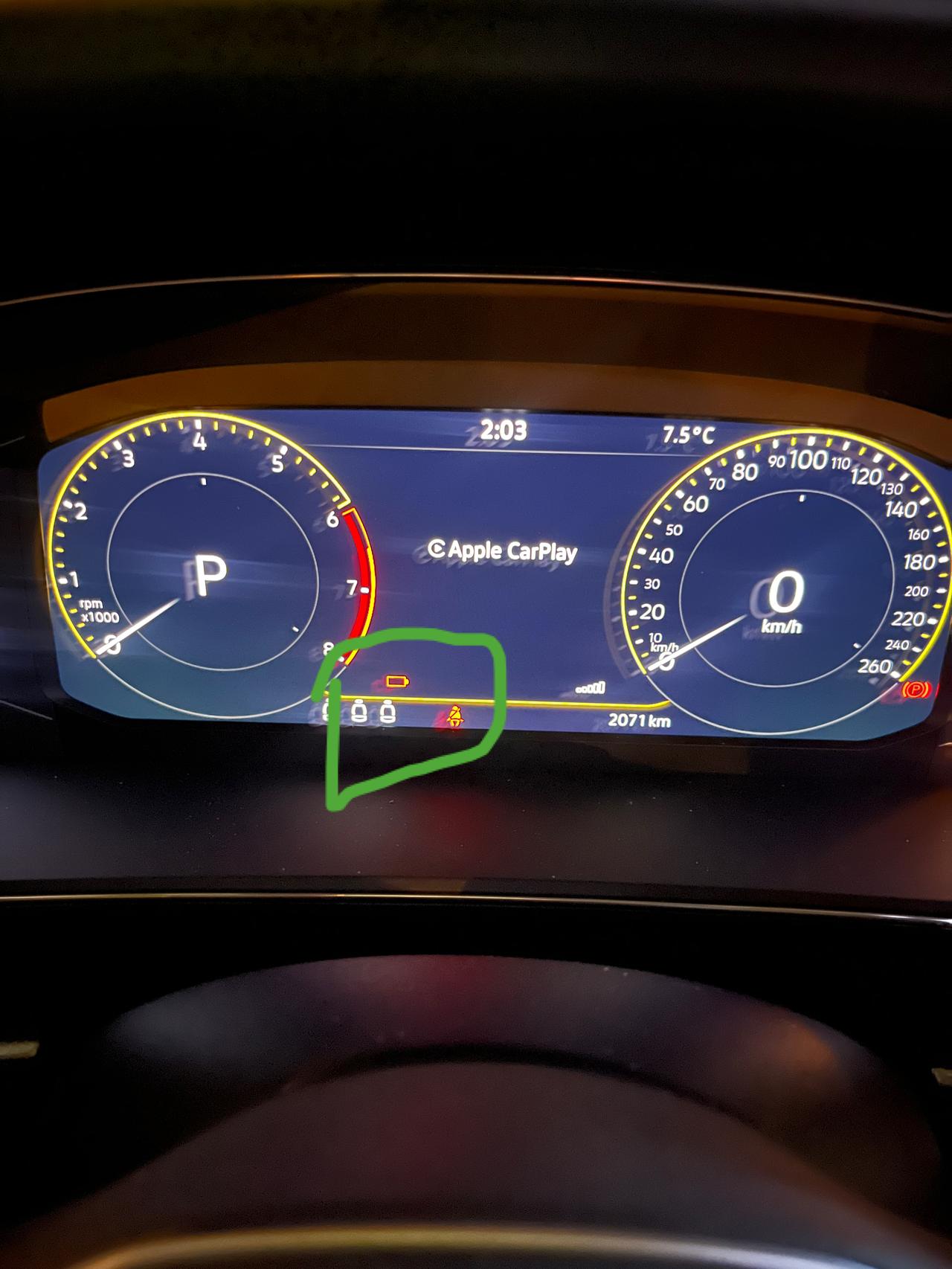 大众帕萨特 仪表上亮这个红色的灯是什么原因？ 手机连接carplay 手机电量满格 中控上也是显示满格手机电量。