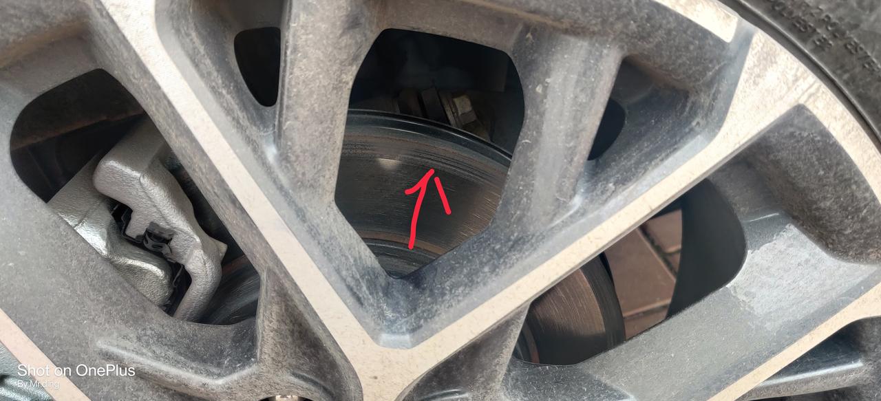 长安CS75 PLUS 二代75p，新车4k公里，右后轮刹车盘，外圈一圈好像有明显的摩擦痕迹，但刹车没听到有异响，左后轮