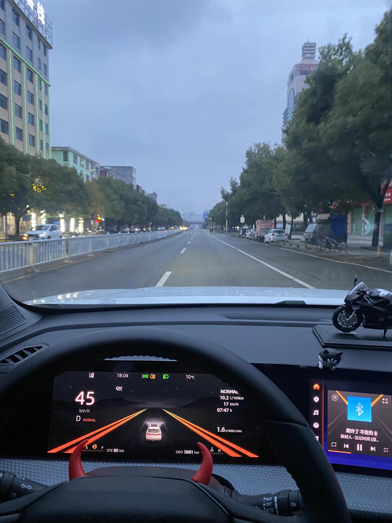 长安CS75 PLUS 我的cs75puls二代，就是开着开着油表多出几十公里正常吗，有的时候又少几十公里莫名其妙