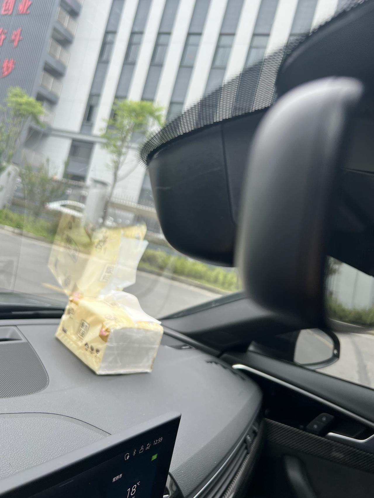 奥迪A4L 我这是没有记录仪吗 什么按钮都没有