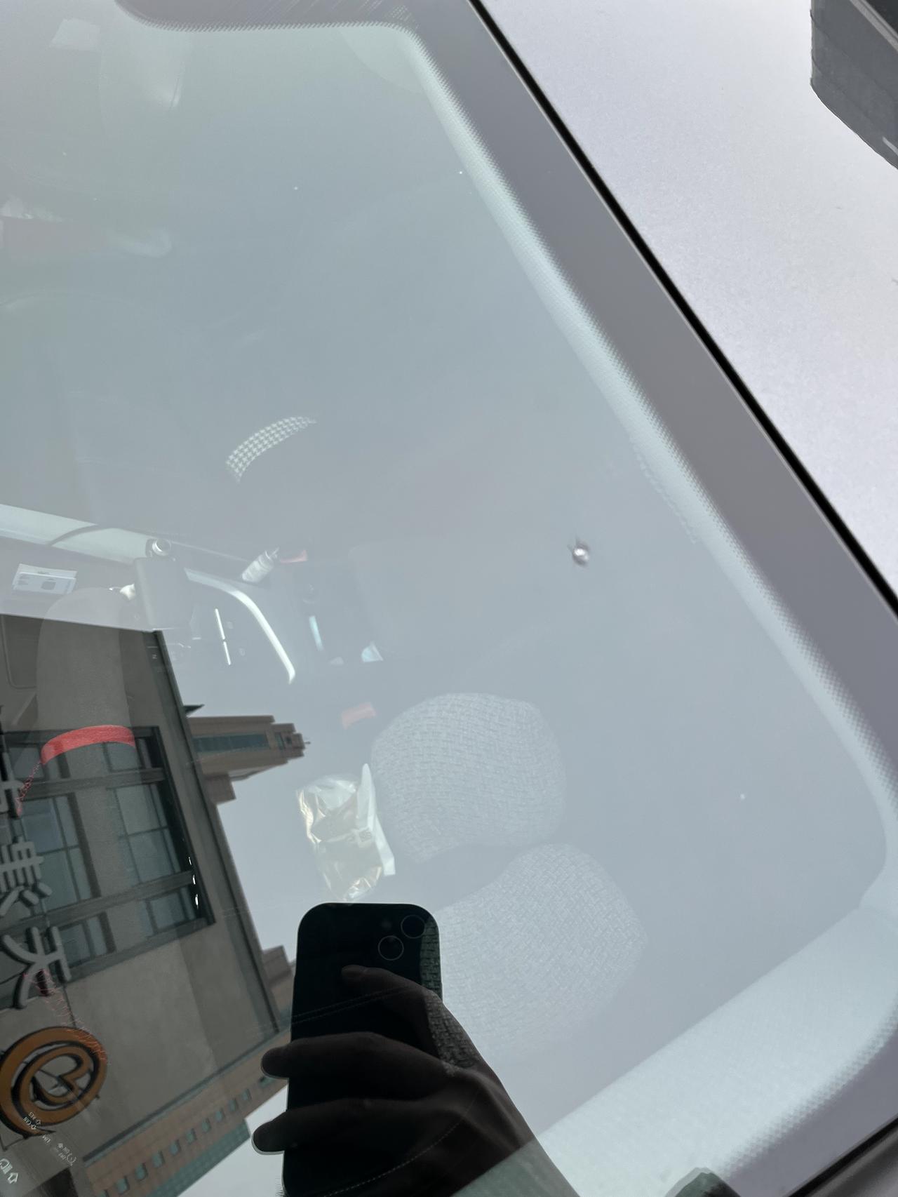 奥迪A4L 各位大佬，快速路上被前面车蹦起来的小石子砸到了，这需要换挡风玻璃吗，还是不用管