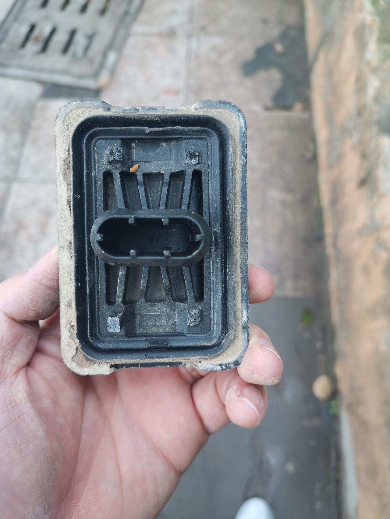 宝马3系 刚刚底盘撞到了，左边底盘下撞掉了这个东西，是什么用的？要不要紧？车停路边，在线等，！