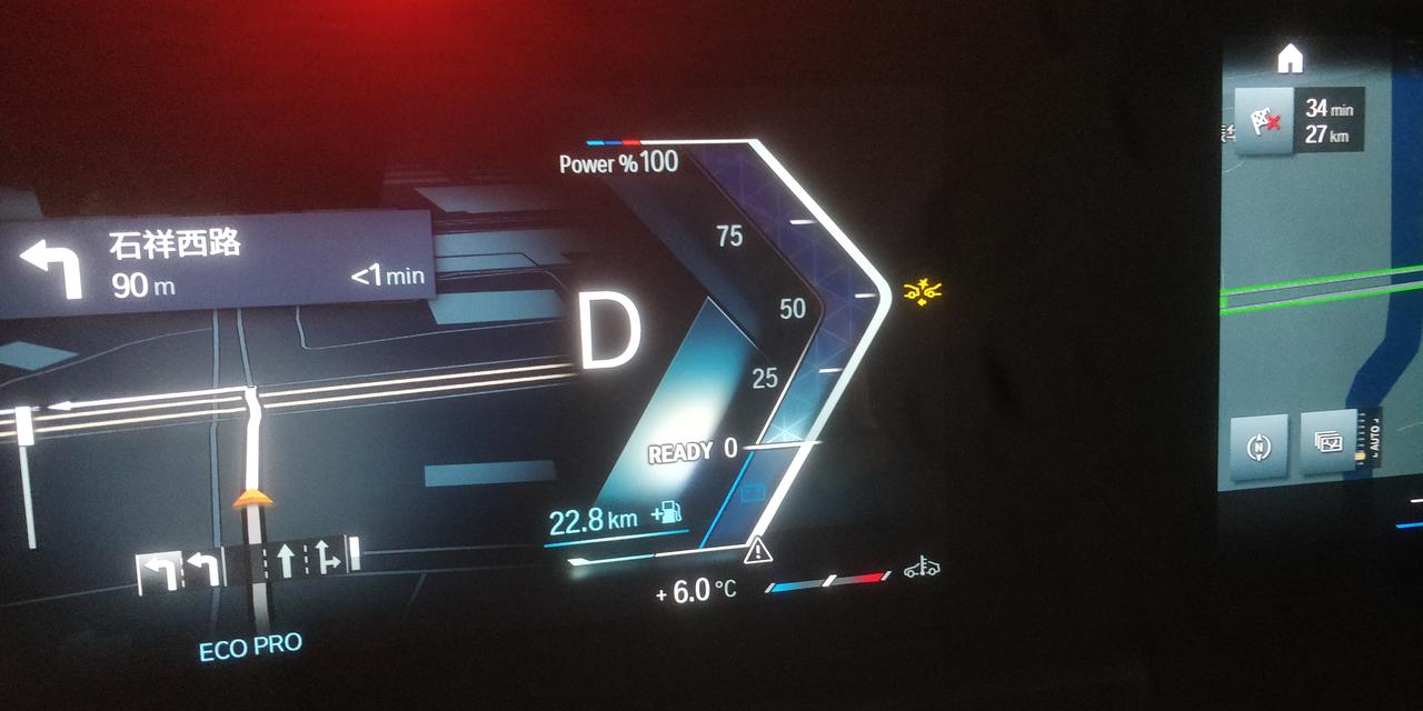 宝马3系 这个黄色的是啥意思……下雨天开车时有时没有是正常的吗