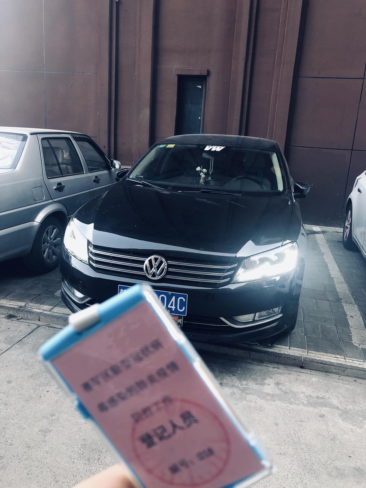 各位车界大佬，弟弟请教一个问题，劳烦大家回复一下，谢谢。13年帕萨特，御尊。在过减速带或者坑洼路段的时候后面底盘啦啦的响