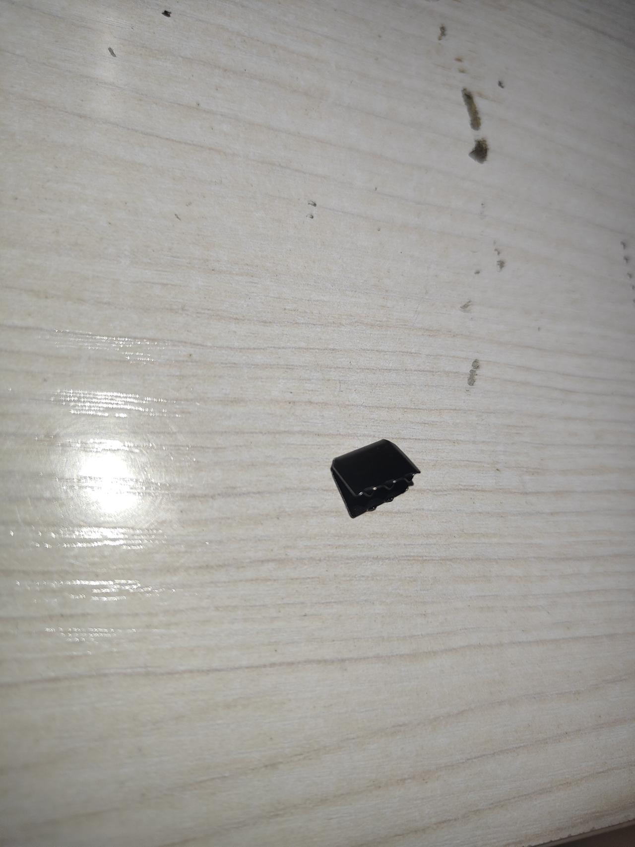 宝马3系 安装完坐垫发现掉下来个东西，不是坐垫的，是车座底部掉下来的，哪位大哥知道这是啥？