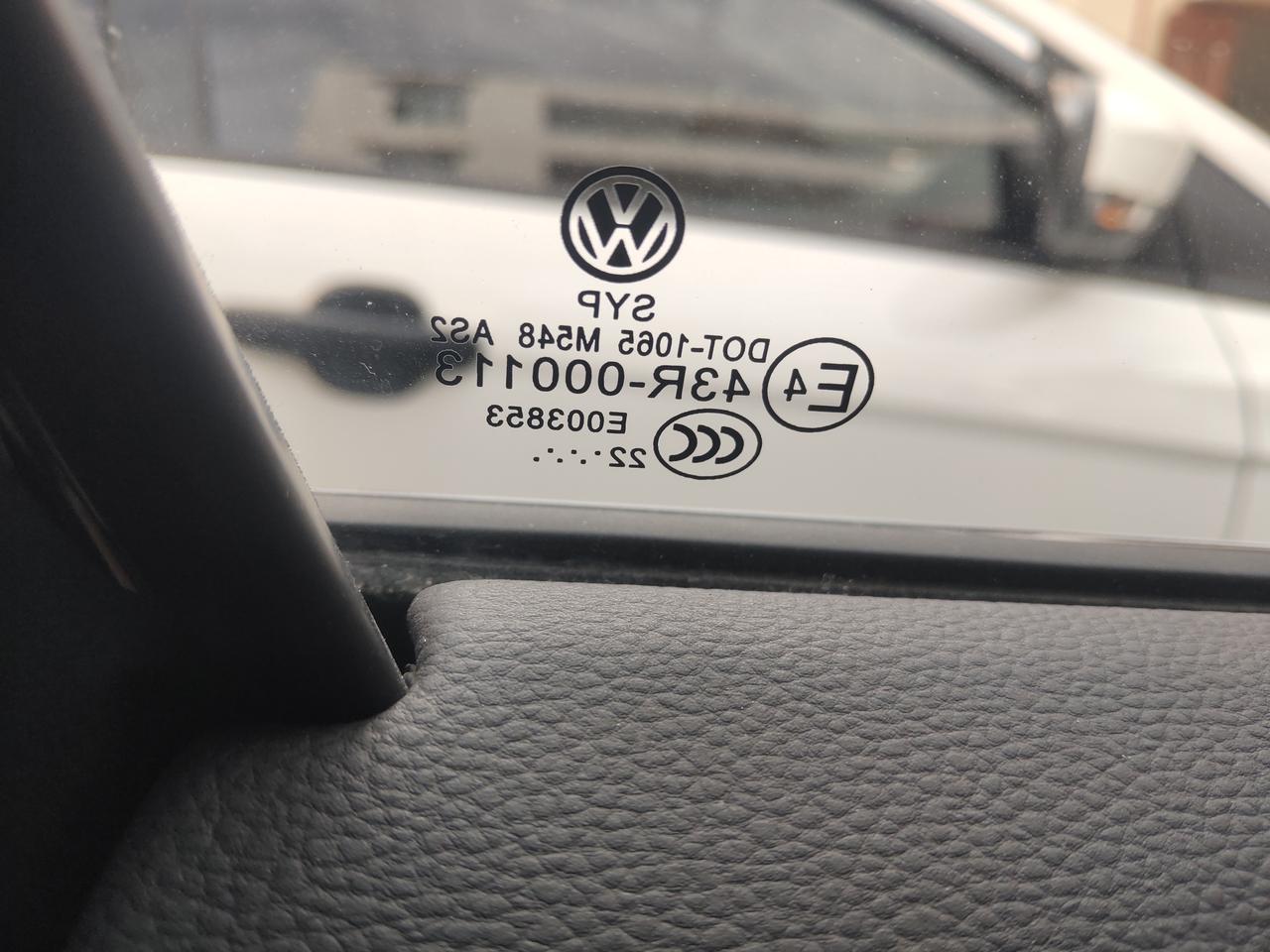 大众帕萨特 这个车窗玻璃生产日期怎么看呀？  怎么还有点组成的三角形。麻烦车友帮我解读一下？我这是在车里面照的图片  2