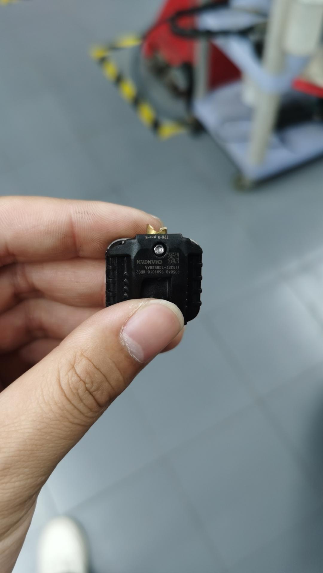 长安CS75 PLUS 左前轮车胎扎破了，侧边，维修店是需要换胎，有必要么？换了一个普利天的，花纹看上去一样，轮胎位置左