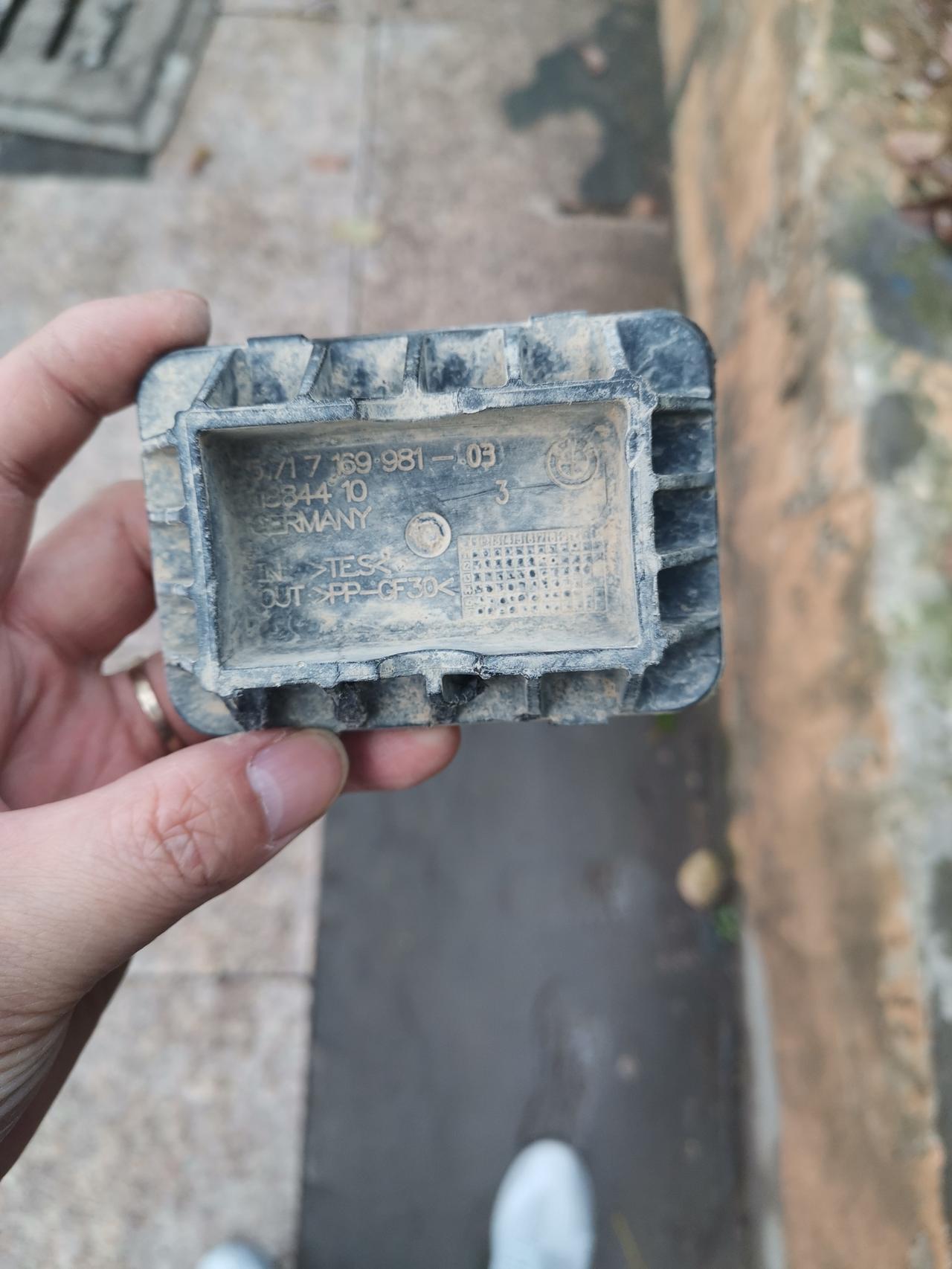 宝马3系 刚刚底盘撞到了，左边底盘下撞掉了这个东西，是什么用的？要不要紧？车停路边，在线等，！
