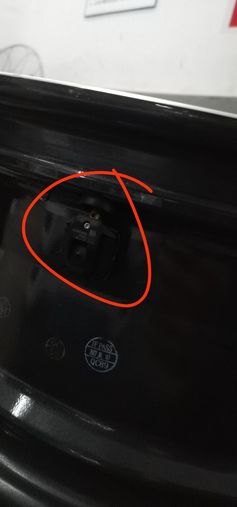 长安CS75 PLUS 换个轮毂，这个传感器拆不下来，有没有换轮毂的，新车没几个月，三个轮毂氧化了，现在更换轮毂，说拆不