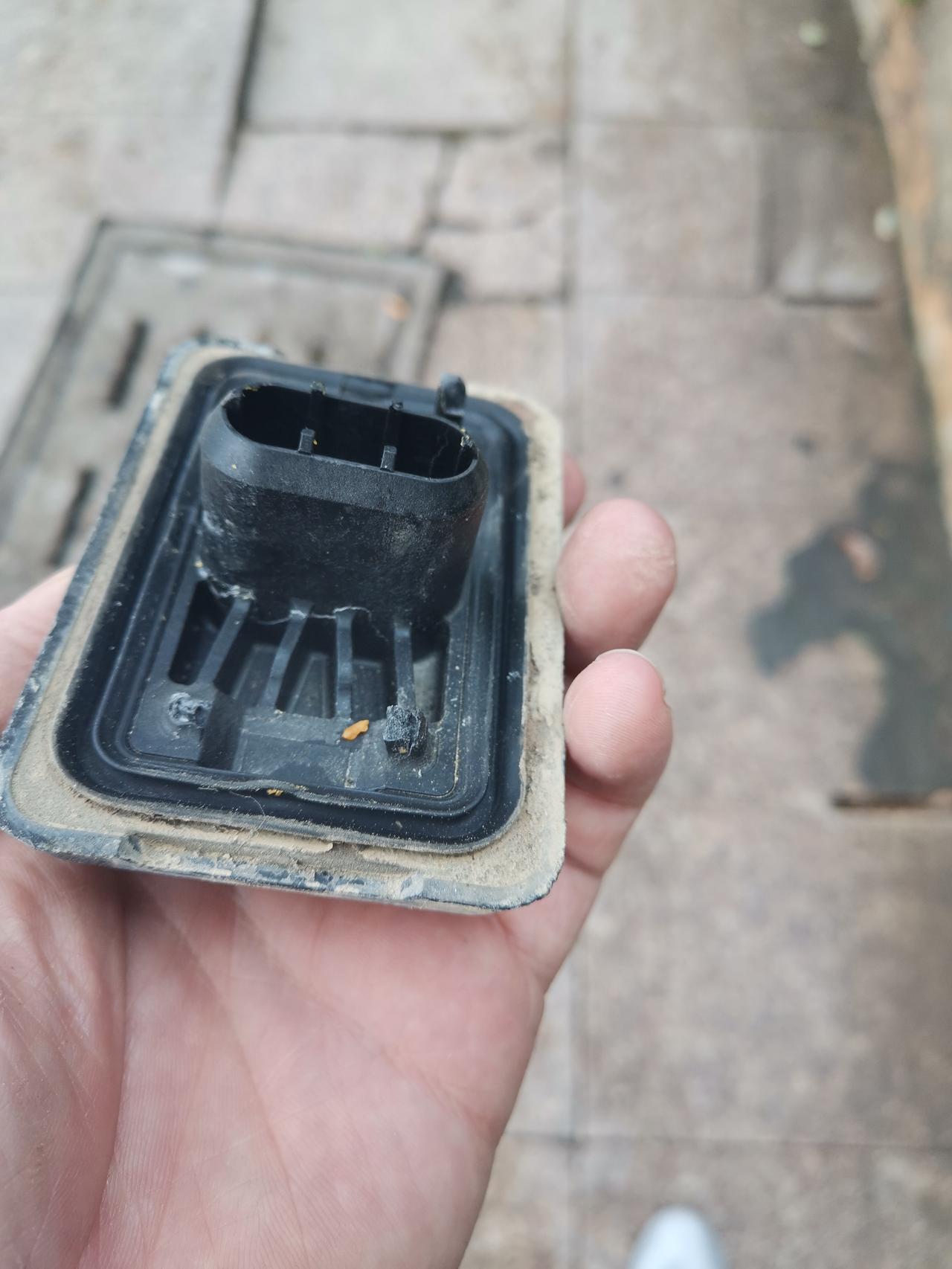 宝马3系 刚刚底盘撞到了，左边底盘下撞掉了这个东西，是什么用的？要不要紧？车停路边，在线等，！