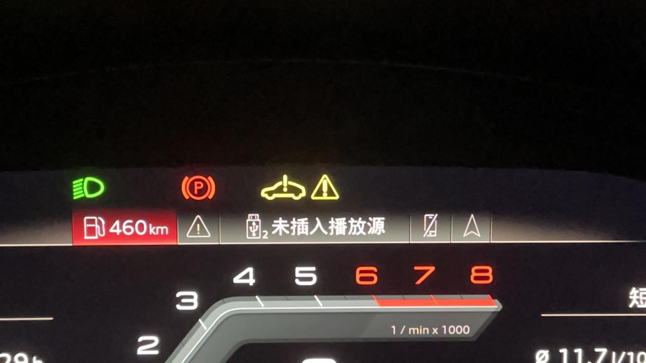奥迪A4L 兄弟们，2000公里，5个月出现这种故障是不是要大修啊，启动第二张亮，行驶中第一张也亮，有出现这种问题的吗