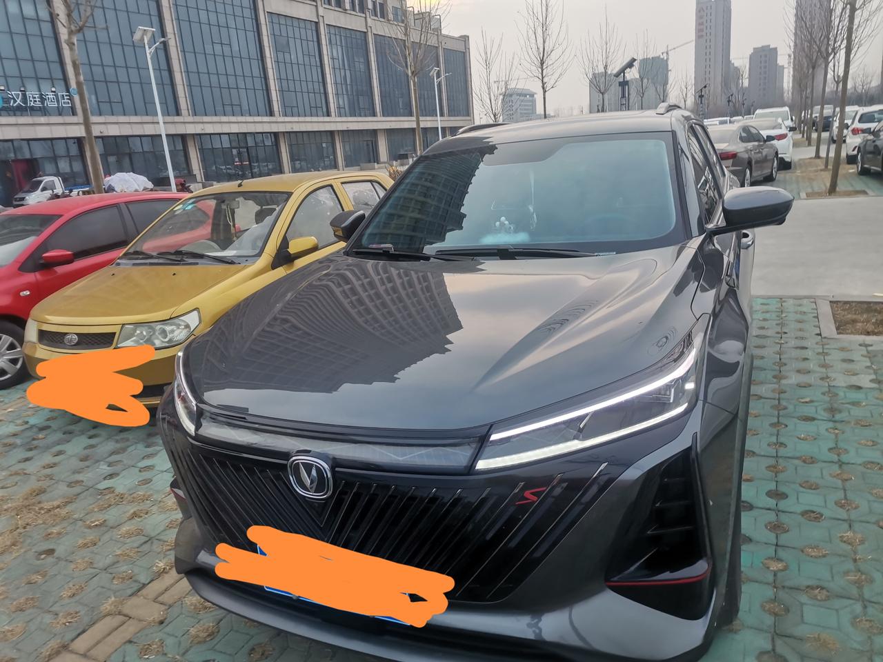 长安CS75 PLUS 前面日行灯中间那一段应该是亮还是不亮呢？我的只两边亮对吗？