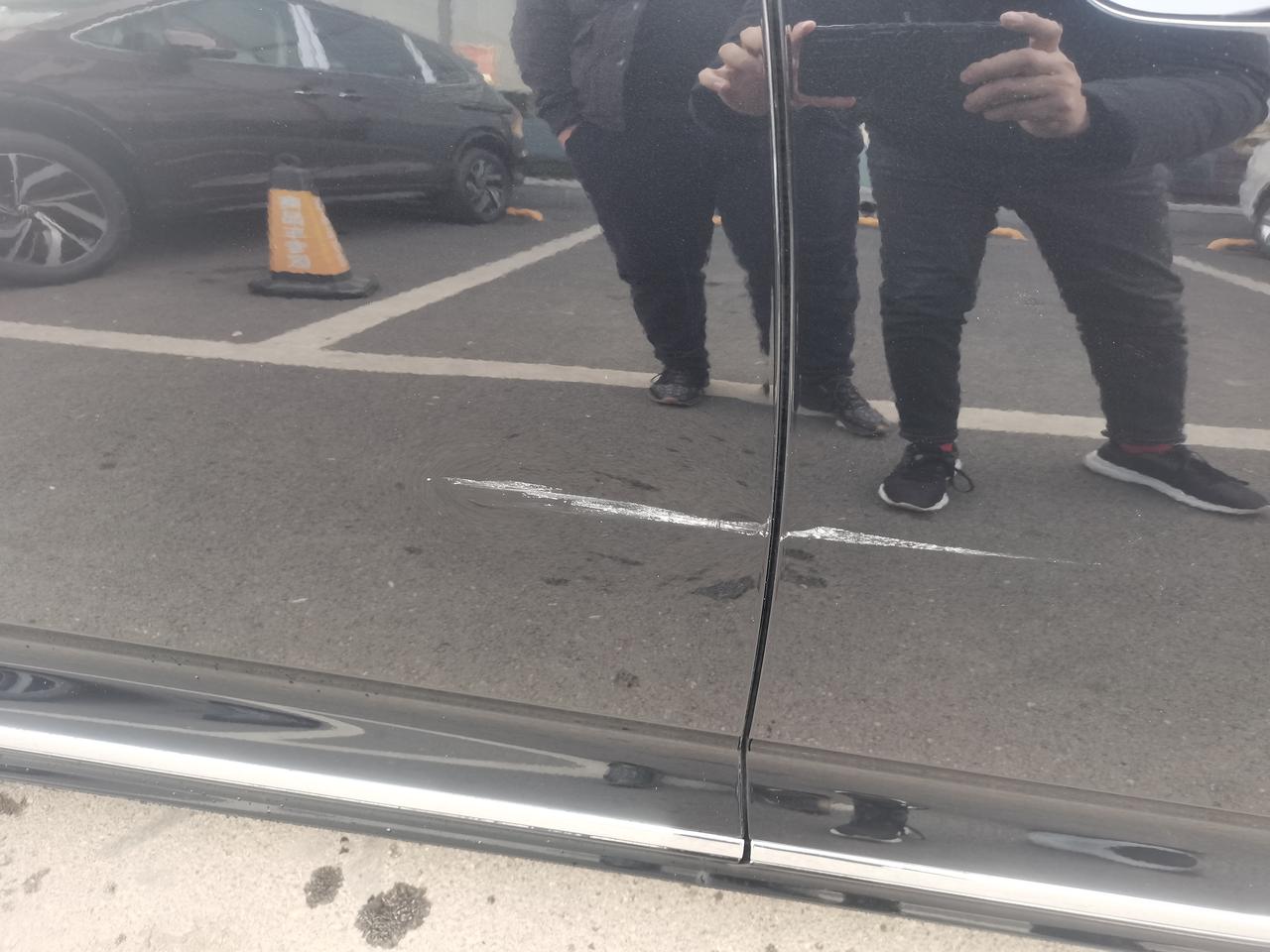 大众帕萨特 友友们，这个需要重新喷漆吗，4S店说光补漆一个面600，加翼子板补漆得1500，还说建议换翼子板，200多，