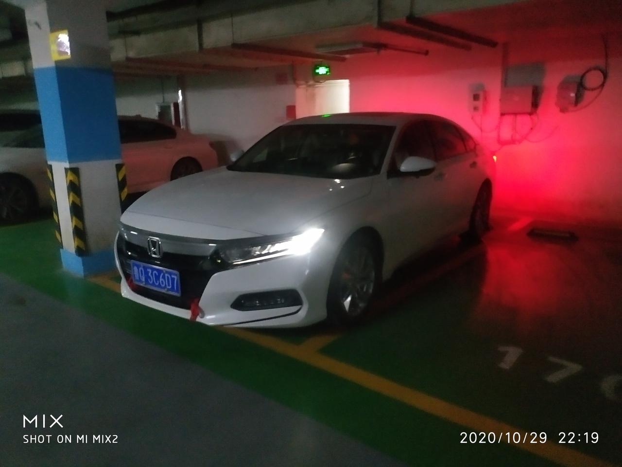 十代雅阁远光卤素灯我的是十代雅阁精英版，远光卤素灯实在是有点尴尬，问了4s店，他们说换个原厂的led远光800元，感觉就