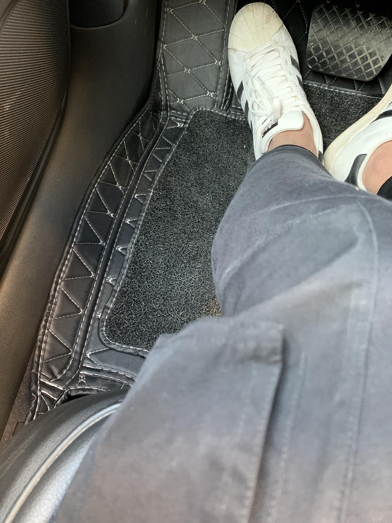 奥迪A4L 各位A4L18款的奥迪车主们，你们车的脚垫那有没有不平的