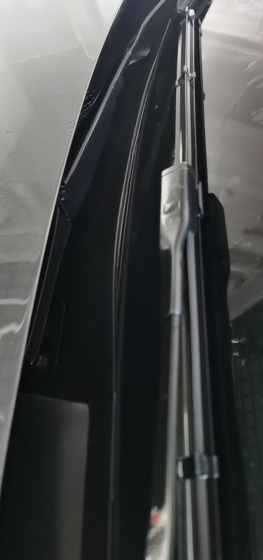奥迪A4L 45车主们你们雨刮防水板有变形嘛！
