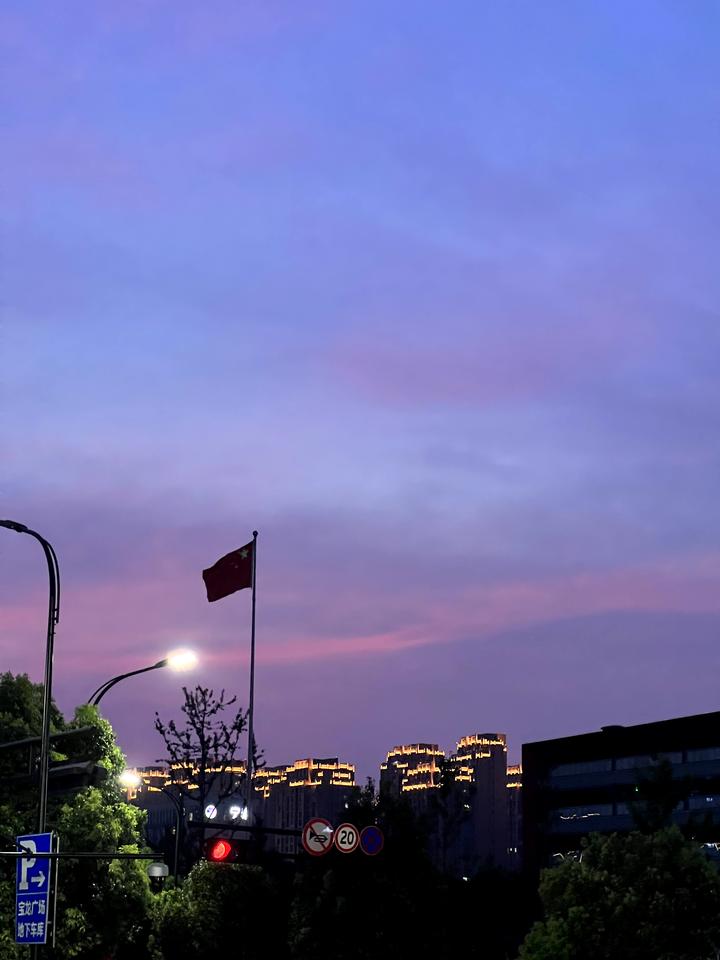 奥迪A4L 杭州a4豪华最近大家咨询的价格怎么样的，上周去看滨江的奥保销售态度很一般，全款31左右，分期说至少贷款18w